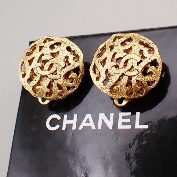 CHANEL CC Logo Button Large Earrings 25 Clip-On GHW France Vintage 398-082525 - Picture 1 of 8